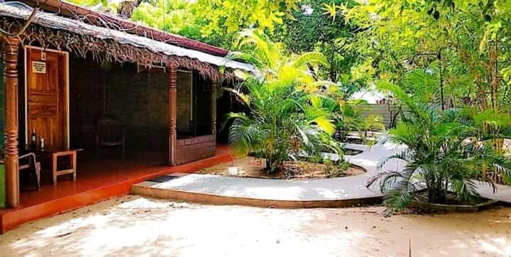 Naaval Beach Villa & Rooms Батикалоа Екстериор снимка