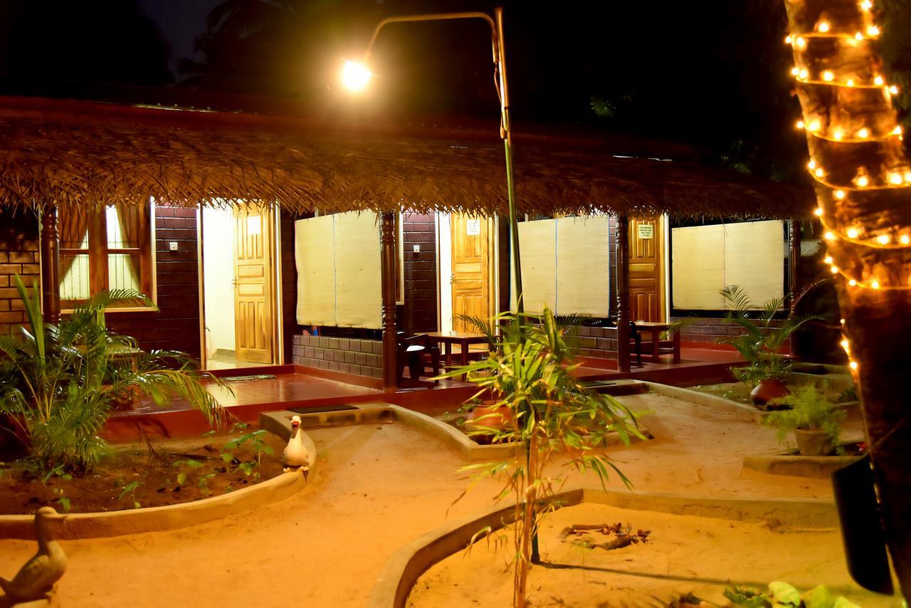 Naaval Beach Villa & Rooms Батикалоа Екстериор снимка