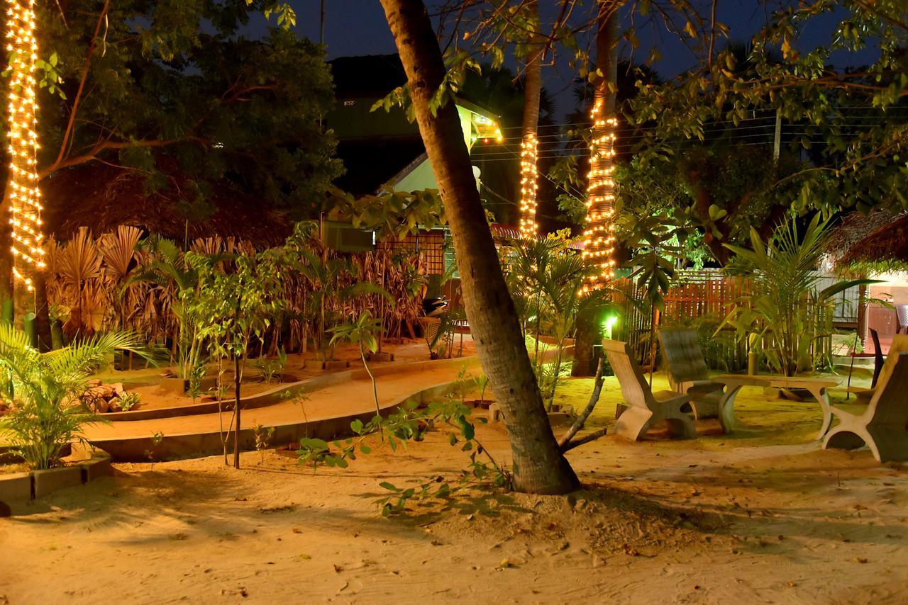 Naaval Beach Villa & Rooms Батикалоа Екстериор снимка